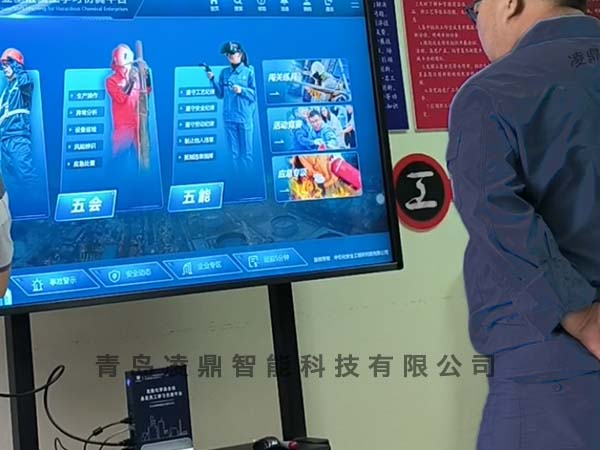 ?；菲髽I學習仿真平臺
